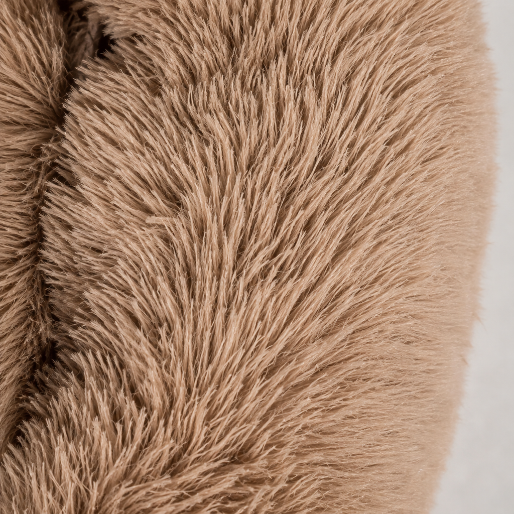 Zoom sur la texture fourrure douce du panier peluche