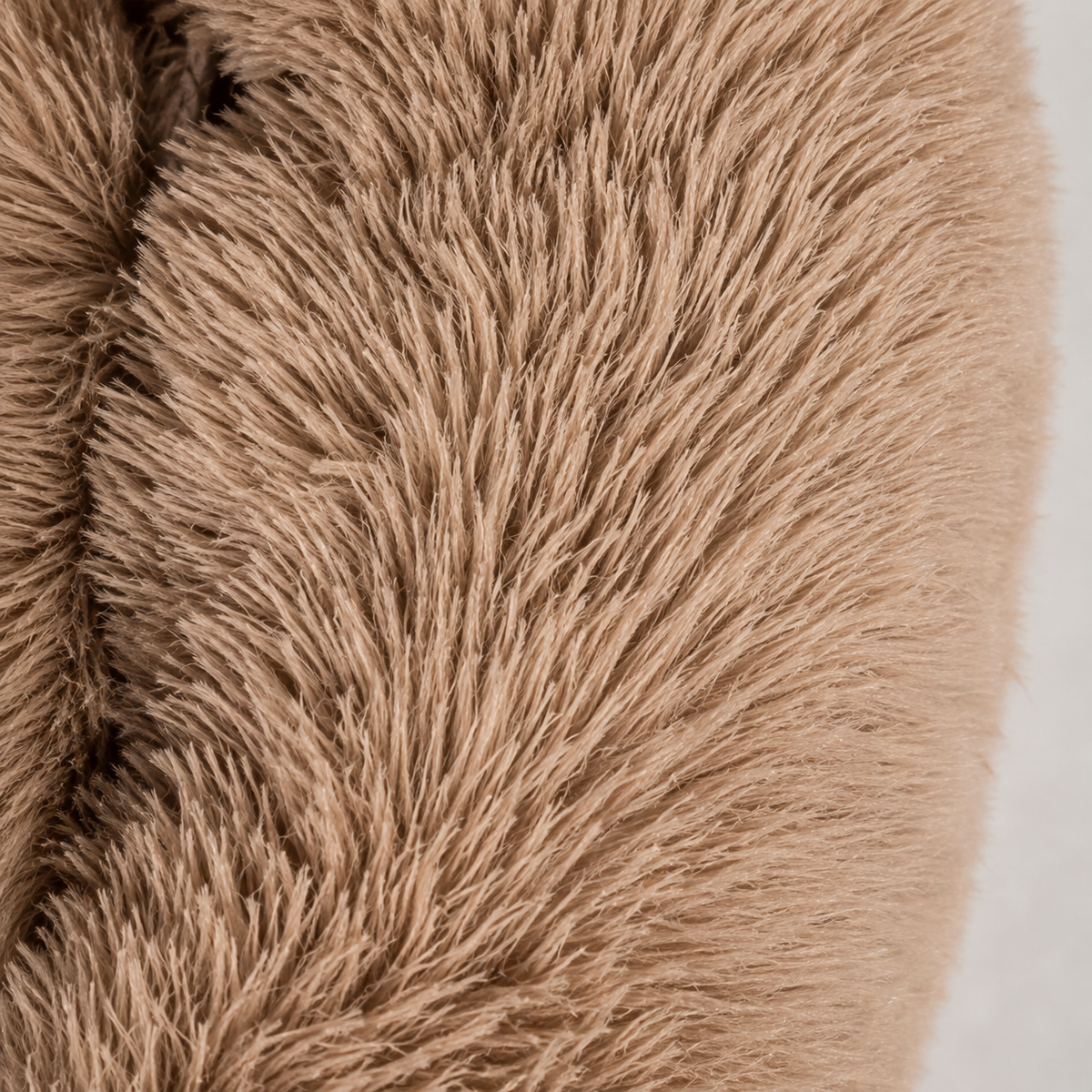 Zoom sur la texture fourrure douce du panier peluche