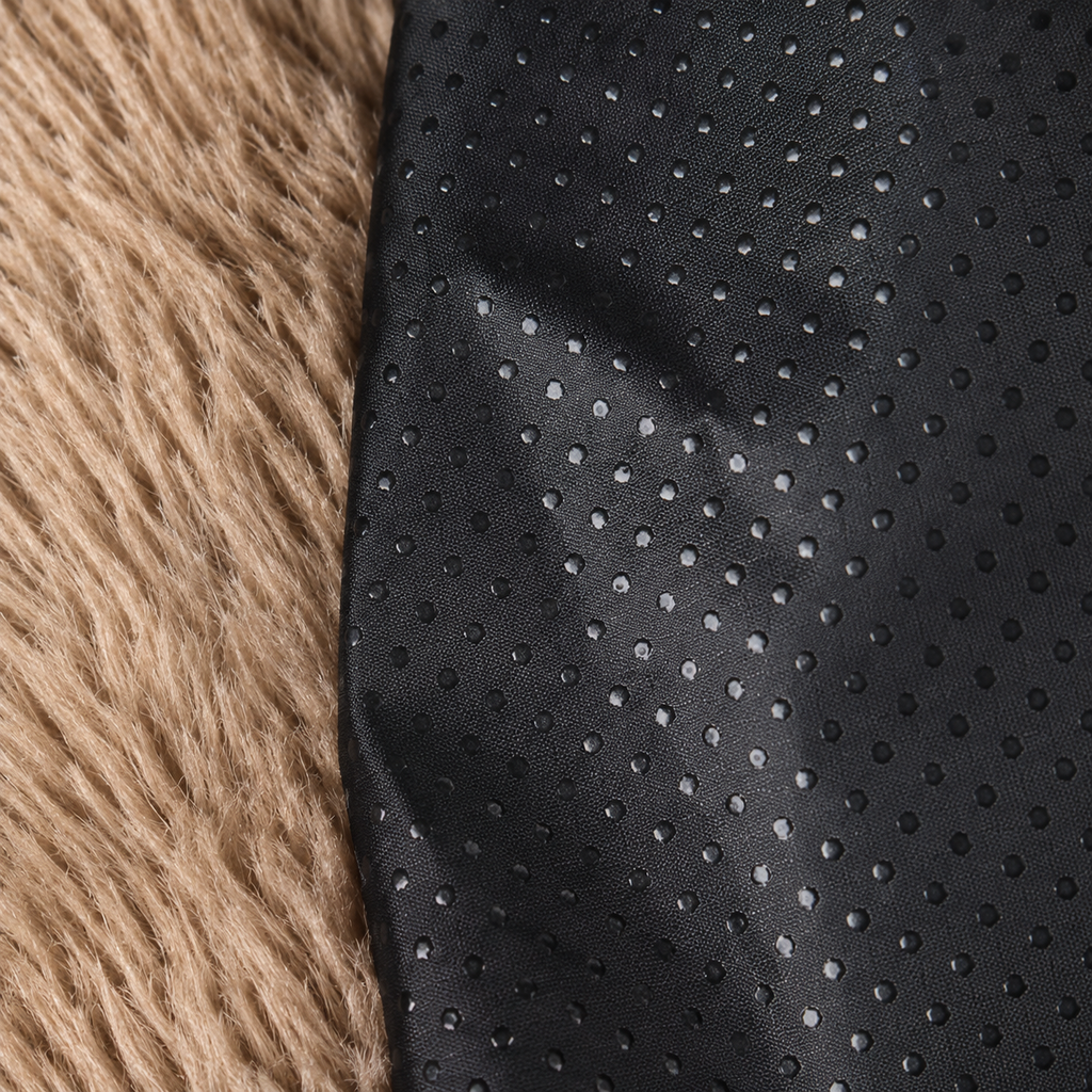 Zoom sur la base imperméable du panier peluche pour chien