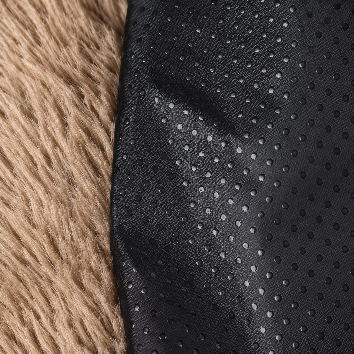 Zoom sur la base imperméable du panier peluche pour chien